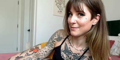 My girlfriend's hot tatted sister shares my bed - Awlivv